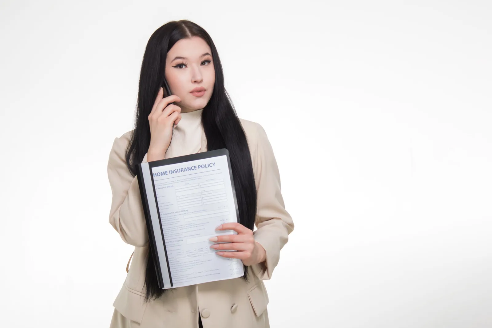 Une personne consulte l'espace client Securimut sur son ordinateur et prend note des coordonnées du service